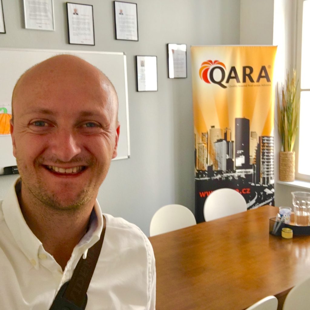 Realitní makléř Michal Souček prodává nemovitosti svých zákazníků pomocí velmi propracovaného realitního marketingu a těch nejlepších prezentací.