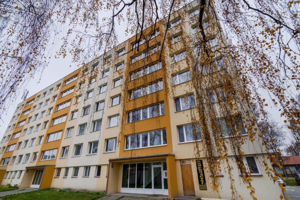 NA PRODEJ - Pěkný byt v centru Uhříněvsi.