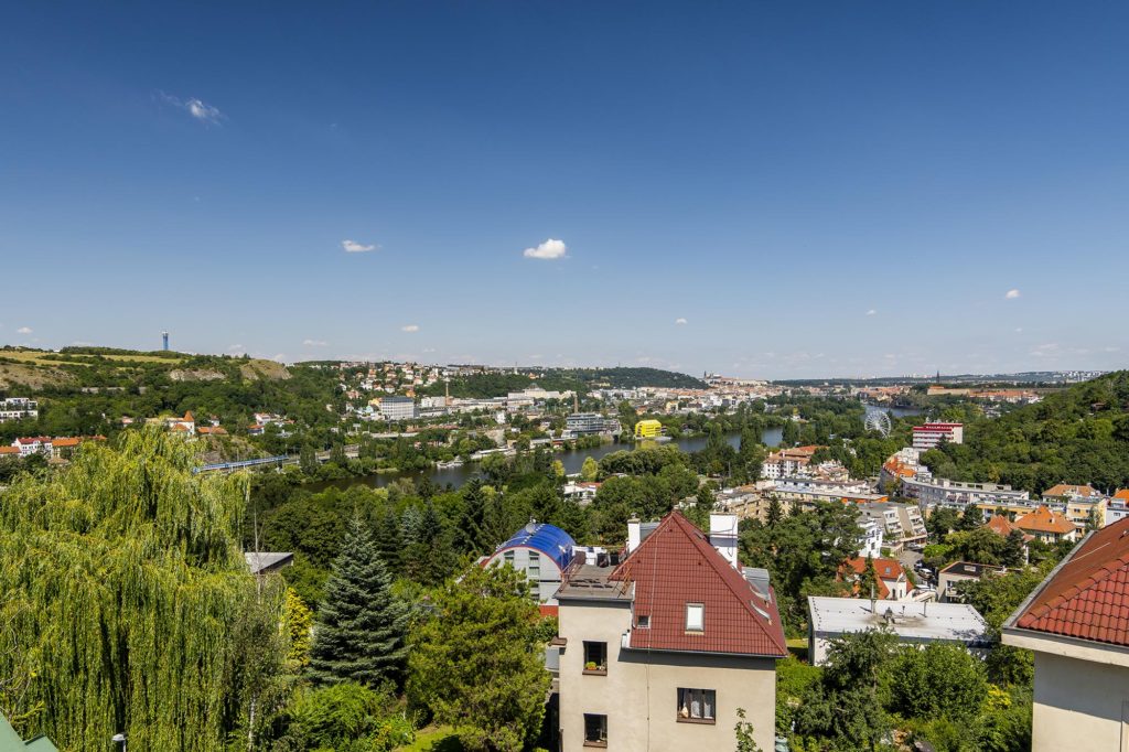 NA PRODEJ - Vila v Braniku s výhledem na Pražský hrad - Michal Souček - QARA